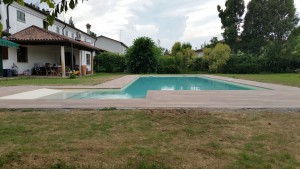 Piscina Privata Skimmer 5x14 con appendice ingresso a spiaggia e zona areomassaggio